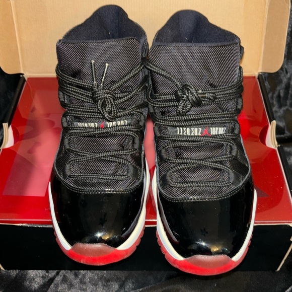 The Air Jordan 11 Retro Playoffs Bred 2012 - Picture 5 of 8